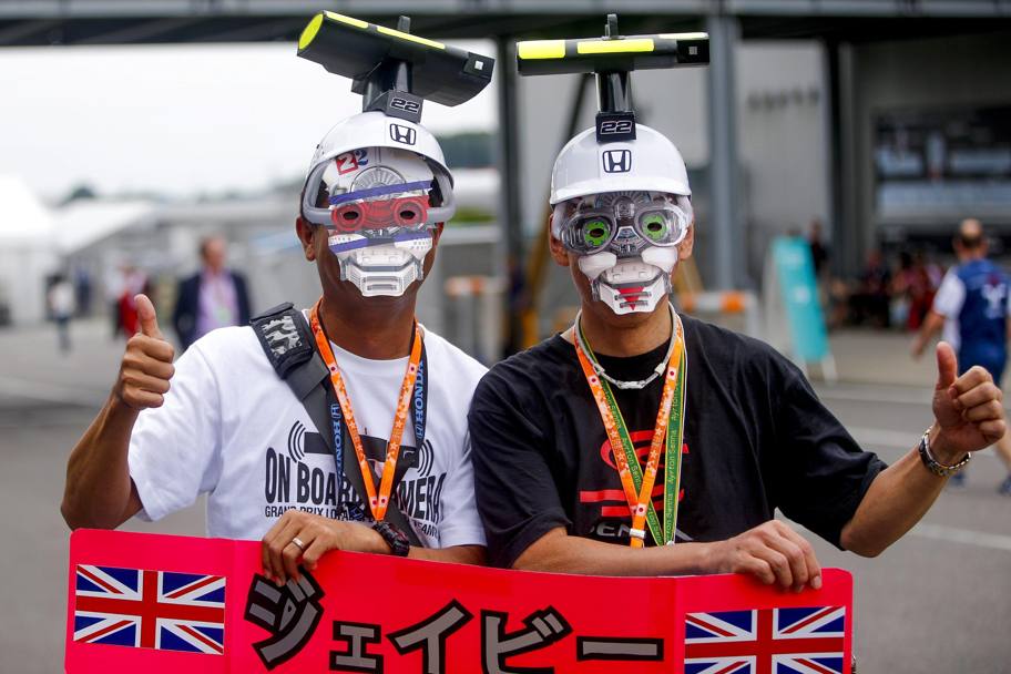 Il GP del Giappone  sempre caratterizzato dalla passione dei fan locali: eccone due in versione robotica...